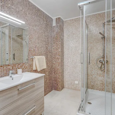 Residencia El Duque - 1, Marius アデヘ
